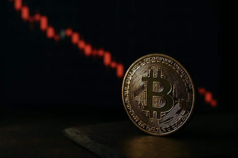 analyse détaillée du 26 janvier sur la chute potentielle du bitcoin, avec un risque que le btc passe sous les 90 000 $. découvrez les facteurs influençant cette baisse et les implications pour les investisseurs.