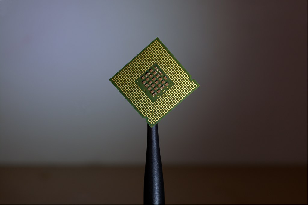 Gros plan sur un processeur informatique posé sur une carte électronique