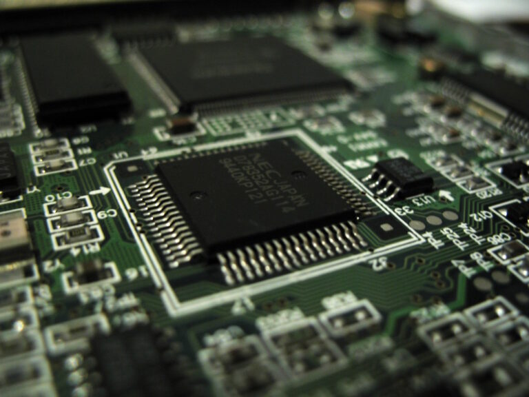 Gros plan sur un microprocesseur illustrant la feuille de route CPU serveur d'AMD