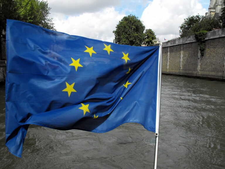 Drapeau de l'Union européenne devant un batiment institutionnel a Bruxelles