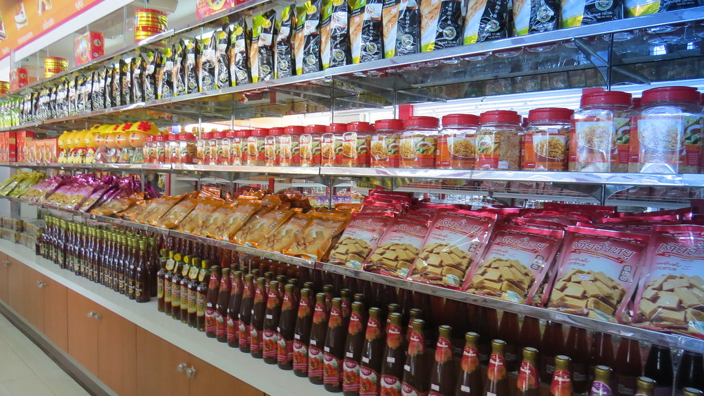 Rayons d'un supermarché remplis de produits alimentaires vus de face