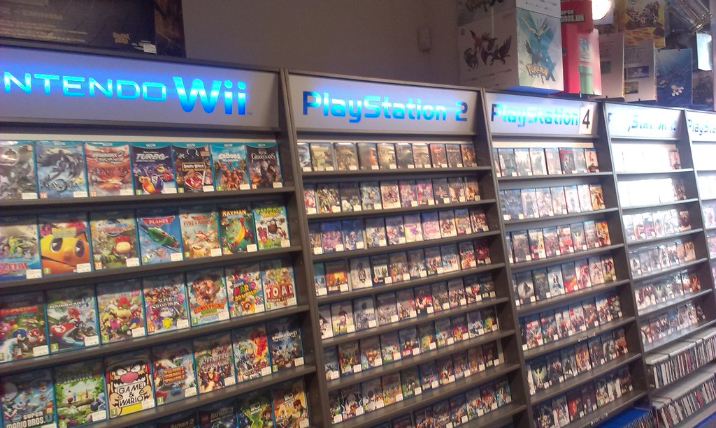 Rayons de boîtes de jeux vidéo dans un magasin spécialisé