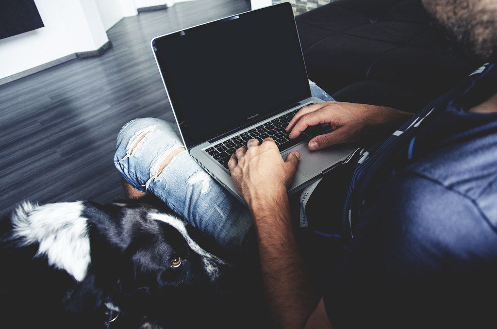 Ordinateur portable fin pose sur un bureau