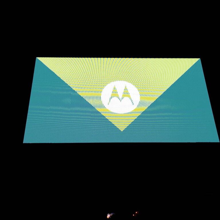 Smartphone Motorola tenu en main, illustration du lancement de l'Edge 70 Max