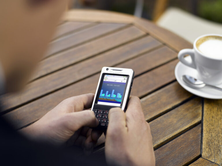 Personne tenant un smartphone en train de recevoir un appel