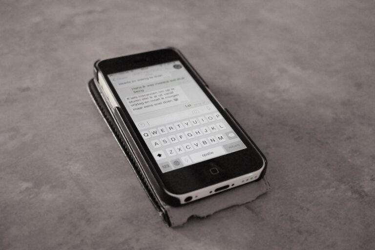 Personne utilisant une application de messagerie sur un smartphone