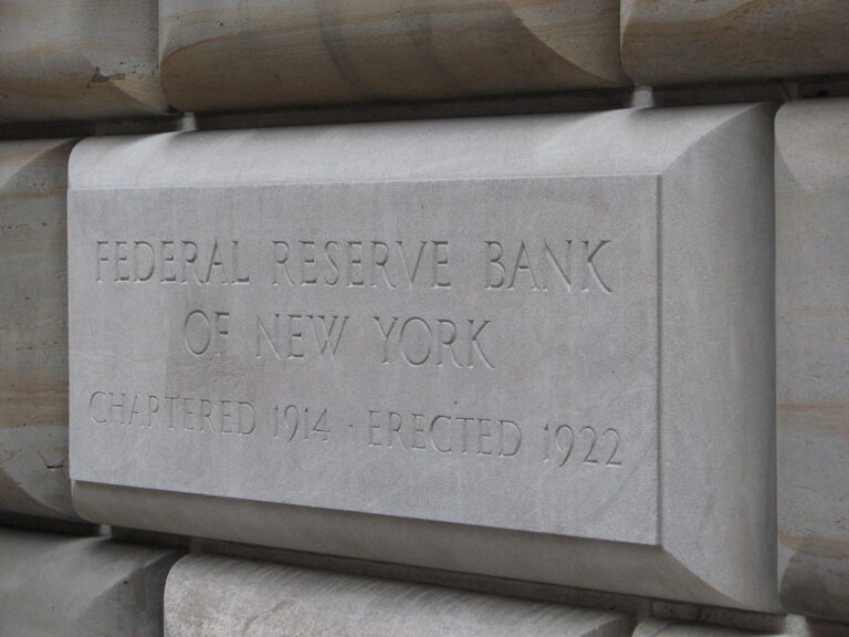 Façade de la Federal Reserve Bank of New York, symbole de la supervision bancaire fédérale américaine