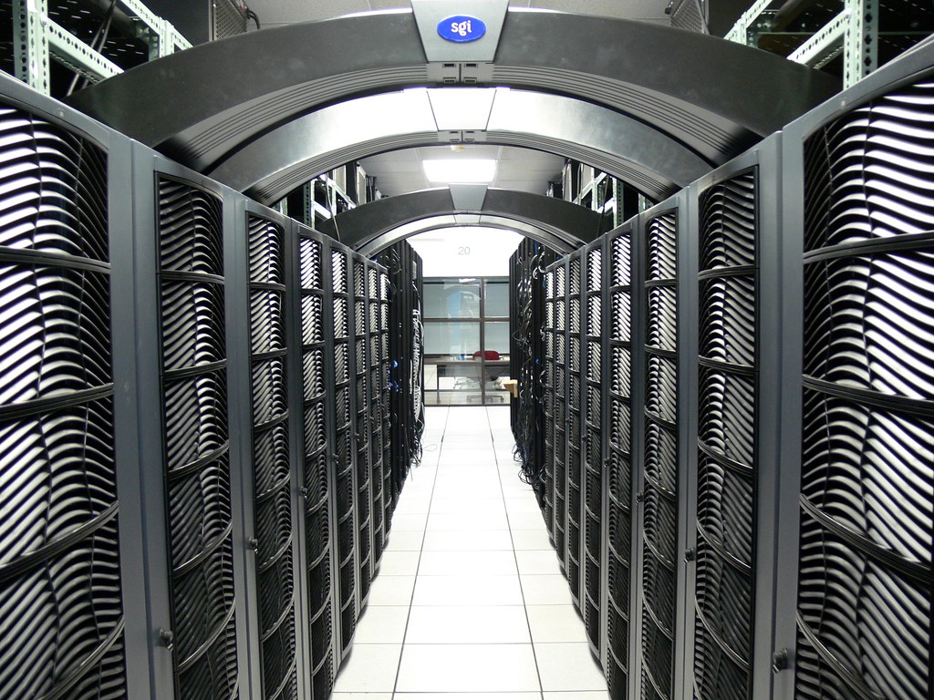 Baies de serveurs dans un centre de données, illustrant l'infrastructure des modeles d'intelligence artificielle