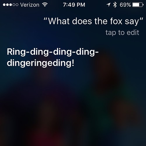 Assistant vocal Siri affiché sur l'écran d'un iPhone Apple