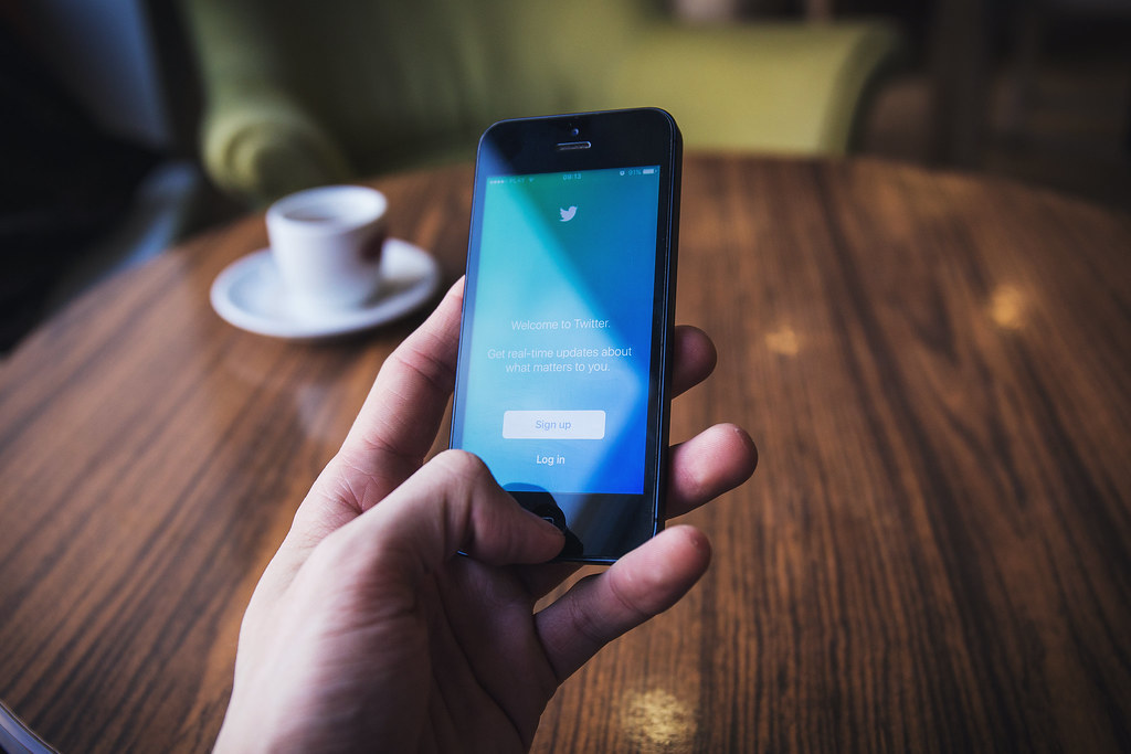 Ecran d'un smartphone affichant l'application du reseau social X, anciennement Twitter