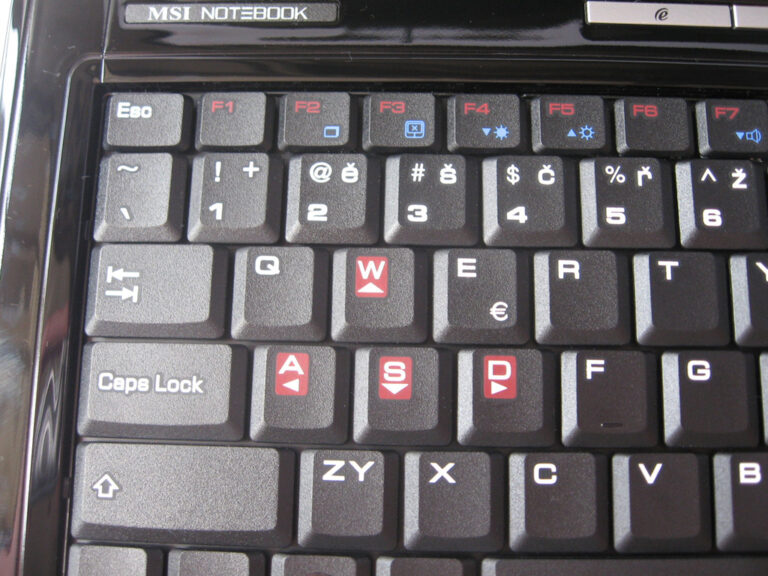 Ordinateur portable de jeu ouvert montrant son clavier
