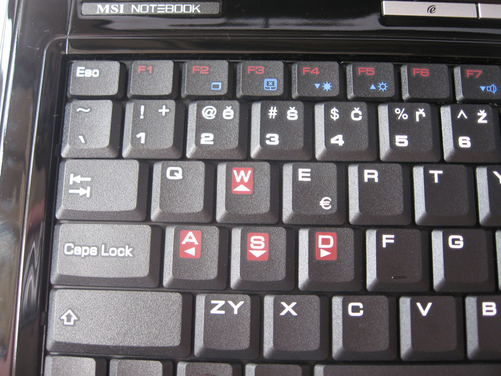 Ordinateur portable de jeu ouvert montrant son clavier