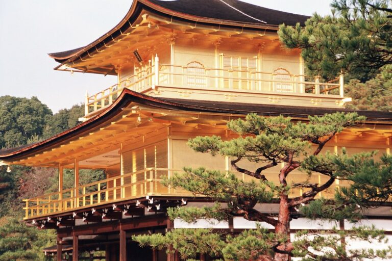 Vue d'un temple traditionnel à Kyoto, décor de l'action-RPG Kyoto Xanadu de Falcom