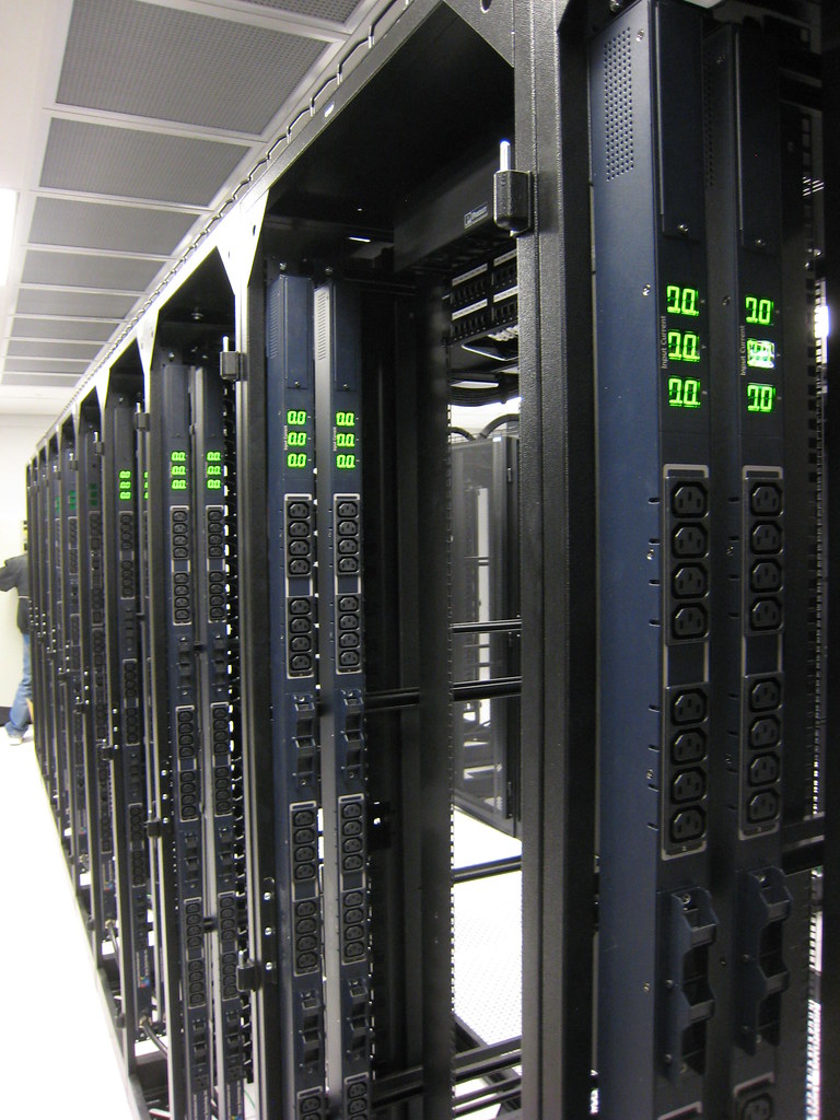 Rangees de serveurs dans un centre de donnees, infrastructure informatique