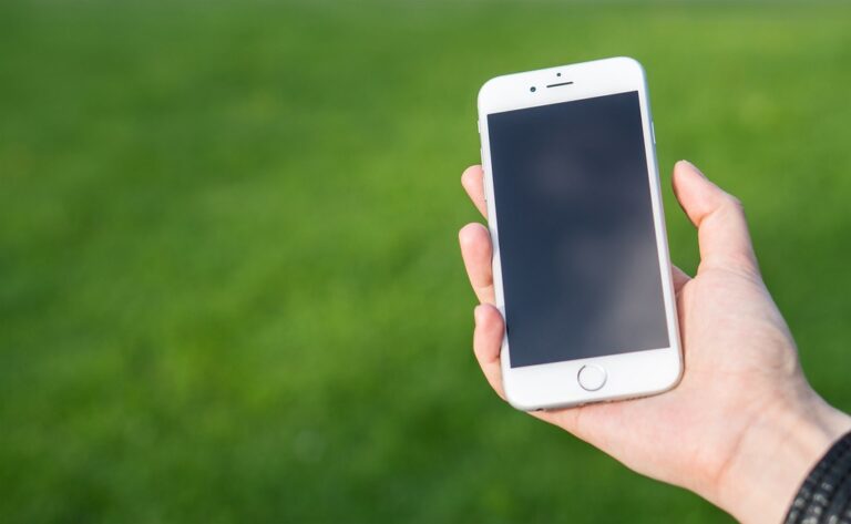 Un smartphone tenu dans une main, illustrant le retour attendu du Vivo S2 en Inde