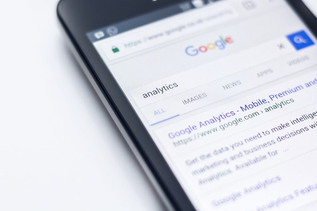 Recherche Google et analytics affichés sur un smartphone