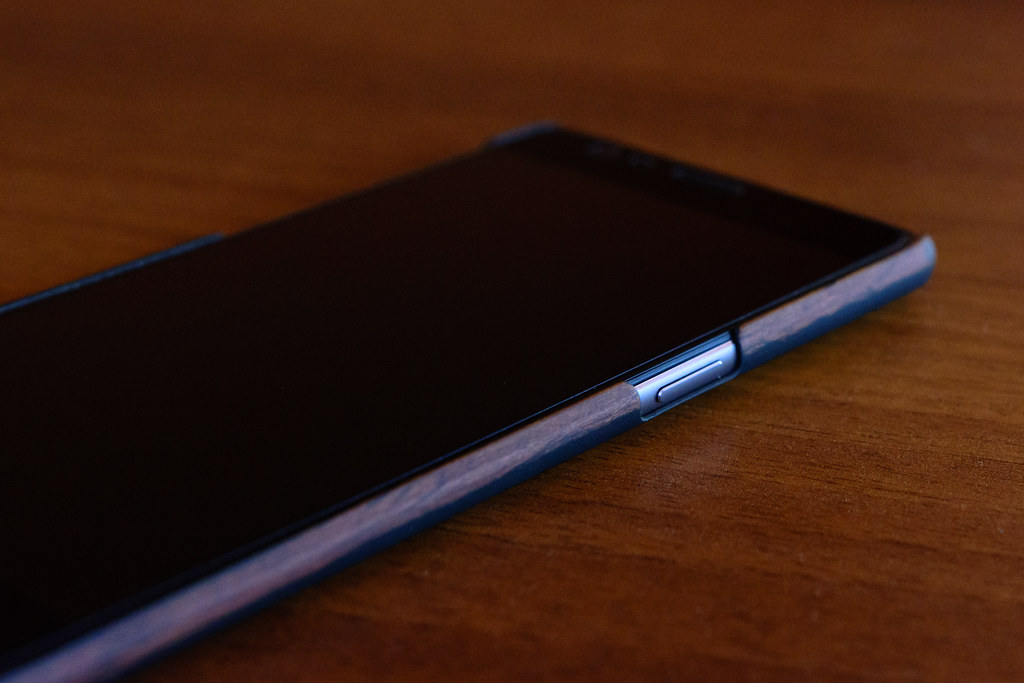 Smartphone OnePlus tenu en main, illustrant le futur OnePlus 16