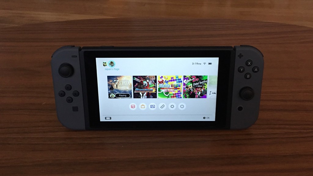 Une console Nintendo Switch posée sur une surface claire