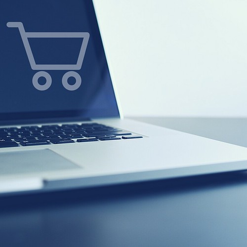 Ordinateur portable affichant une boutique e-commerce, illustrant les annonces produits Shopping de Google