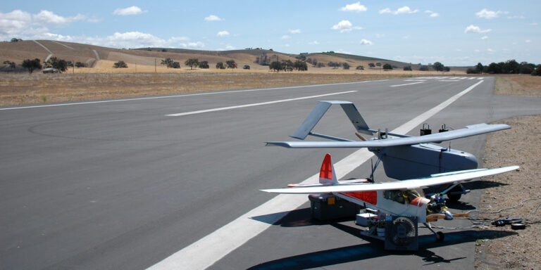 Drones militaires sans pilote alignés sur une base, illustrant l'intelligence artificielle de défense