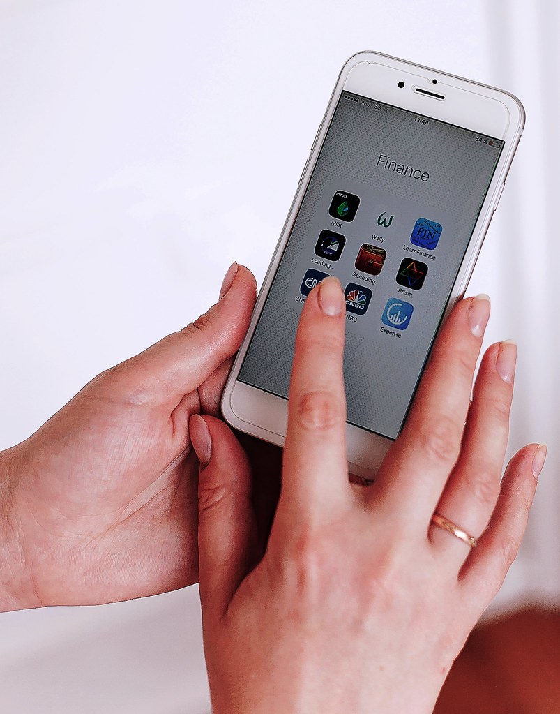 Grille d'applications de réseaux sociaux affichées sur l'écran d'un smartphone