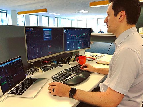 Pièces de cryptomonnaies posées sur un graphique de trading financier