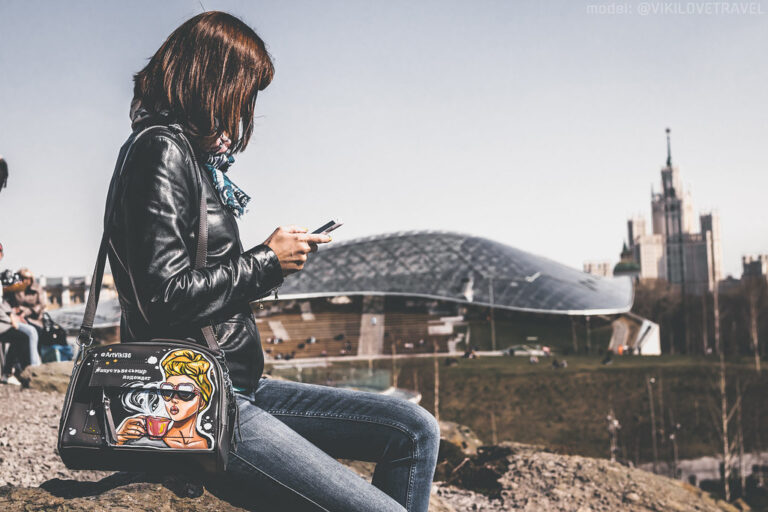 Adolescent utilisant une application de réseau social sur son smartphone