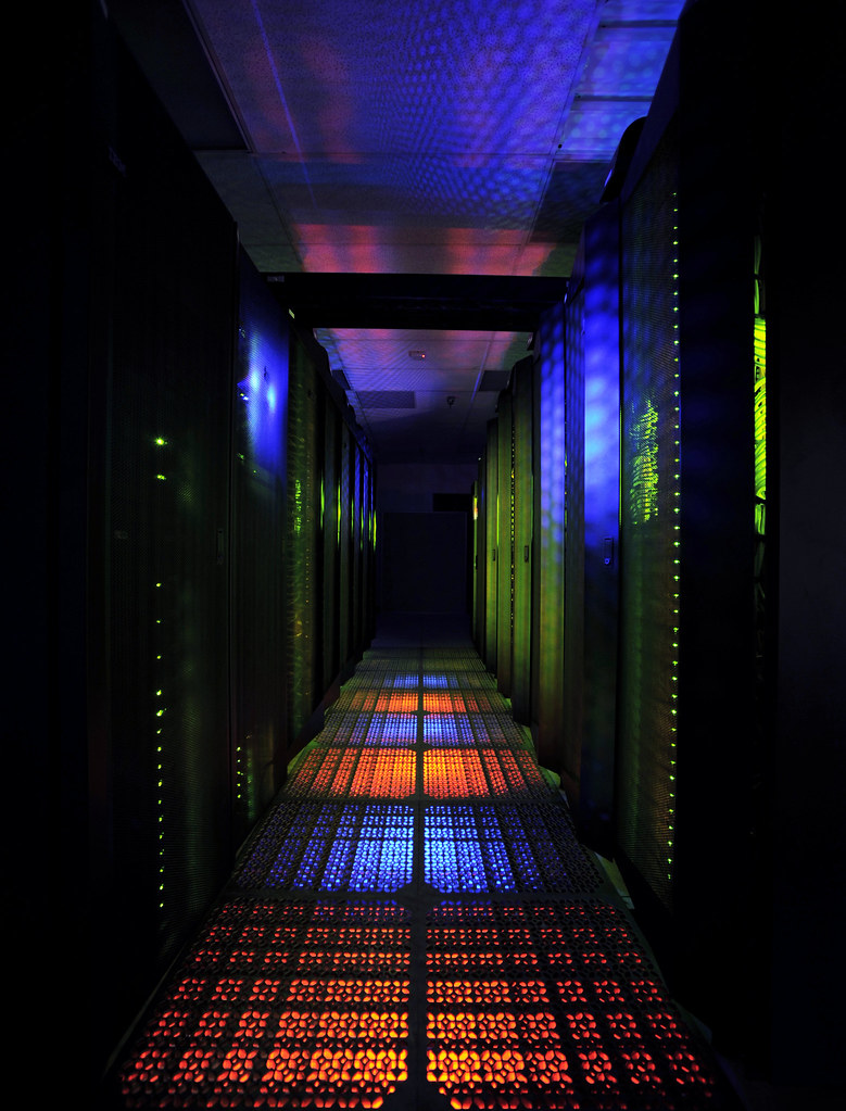 Rangees de processeurs dans un centre de calcul, illustrant les serveurs vises par les puces EPYC d'AMD