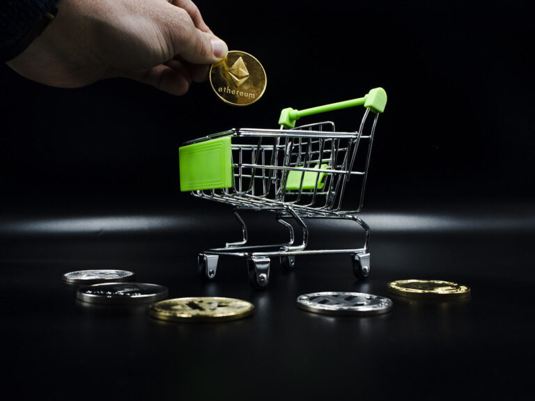 Piece physique symbolisant l'ether (Ethereum) posee sur un fond sombre, illustrant les nouveaux fonds crypto de Morgan Stanley