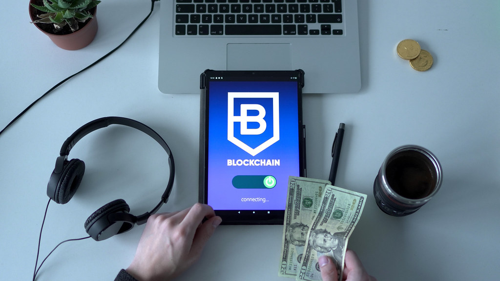 Pieces de cryptomonnaie posees sur des billets de dollars illustrant le recul de la capitalisation des stablecoins