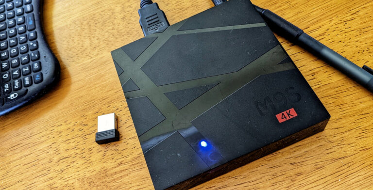 Un ancien boîtier Android TV posé sur un meuble, type d'appareil détourné par le botnet Popa