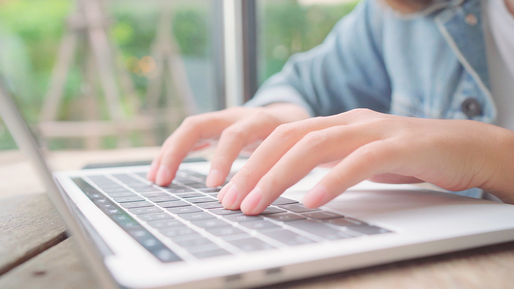 Personne travaillant sur un ordinateur portable pour gerer des campagnes publicitaires en ligne