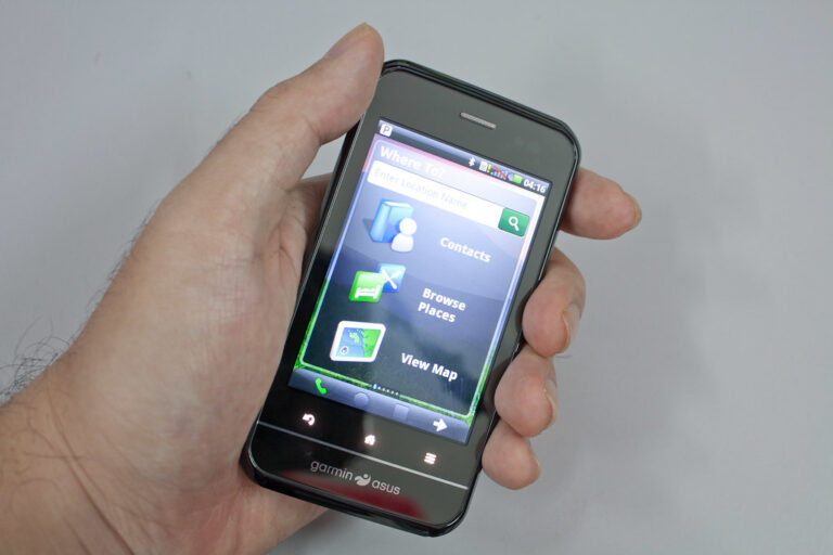 Smartphone Android affichant sa barre d'etat en haut de l'ecran