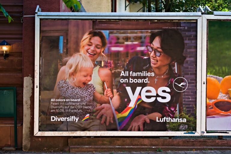 Illustration d'un ecran affichant de la publicite generee par intelligence artificielle