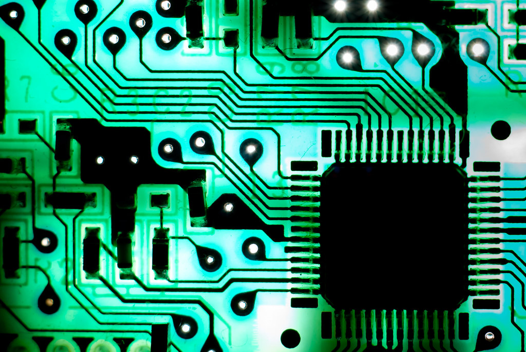 Gros plan sur une puce electronique montee sur une carte de circuit imprime