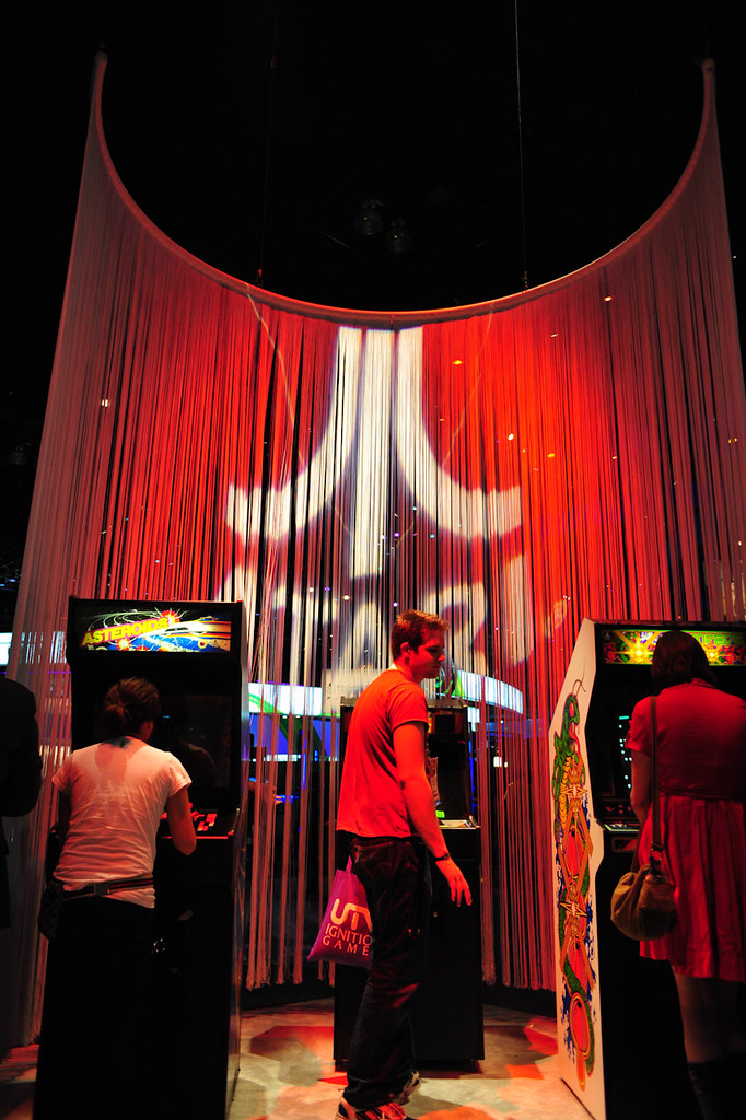 Bornes d'arcade Atari retro alignees dans une salle de jeux