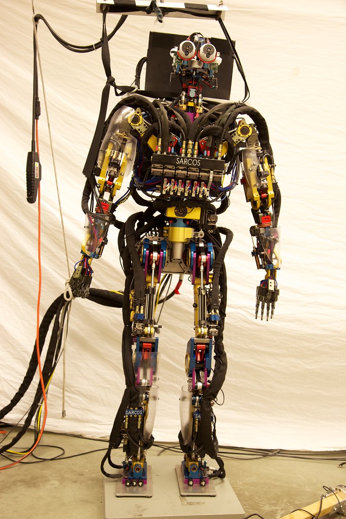 Robot humanoïde SARCOS Primus articulé exposé, illustrant la robotique et l'IA incarnée