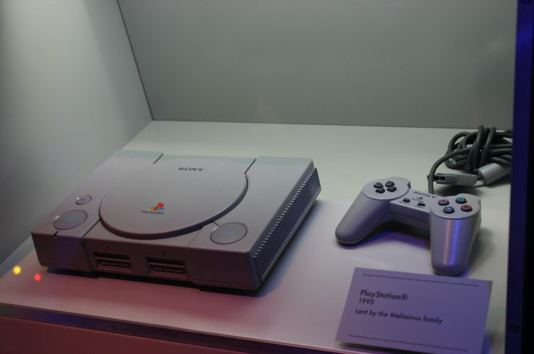 Consoles de jeu et manettes PlayStation posees sur une etagere