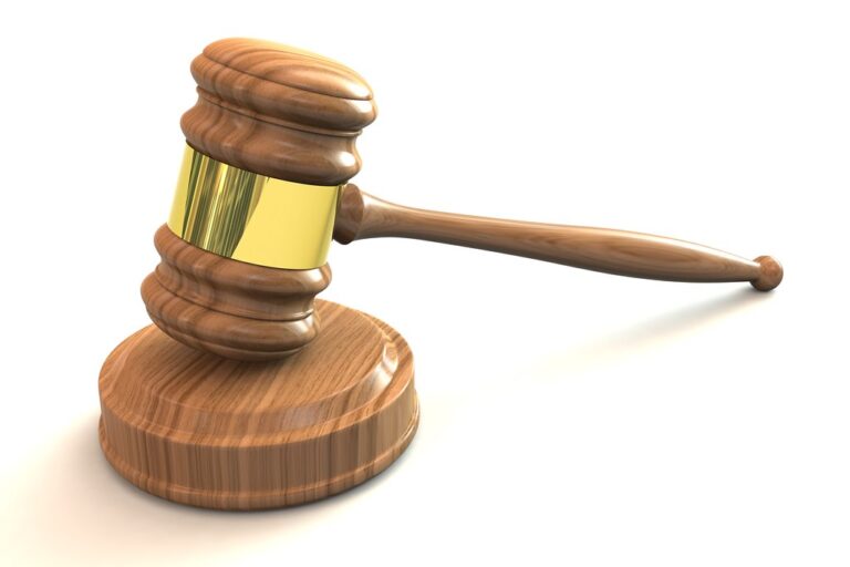 Marteau de juge posé sur son socle, symbole du droit et de la justice