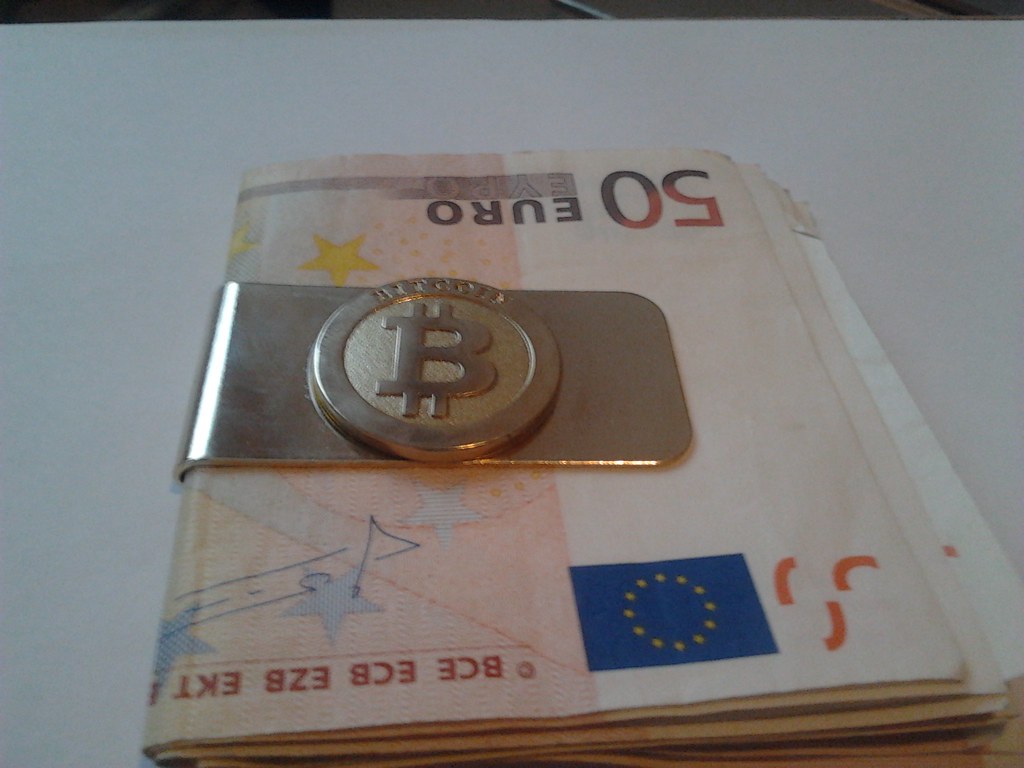 Écran de trading affichant des cours de cryptomonnaies