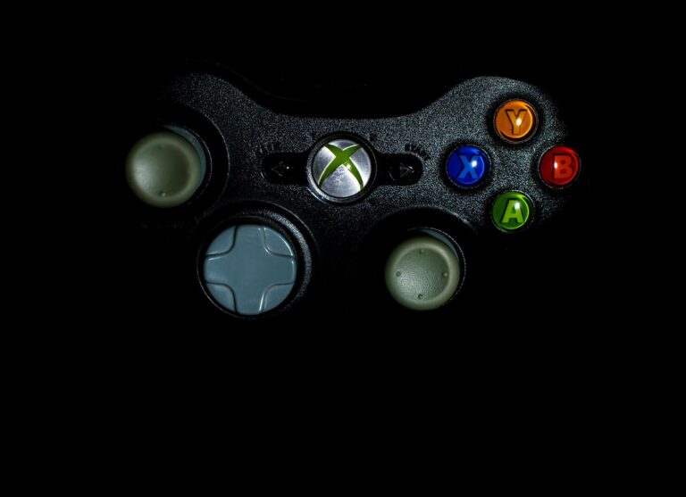 Une manette Xbox posée sur une surface sombre