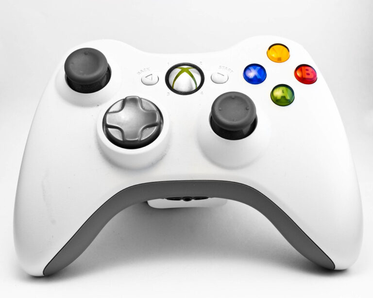 Manette de console Xbox posee sur une surface sombre