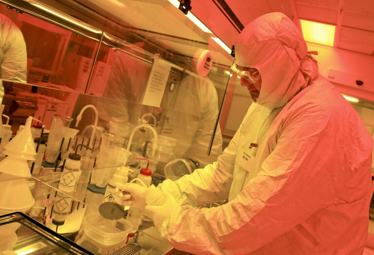Salle blanche de fabrication de semi-conducteurs avec equipements de gravure sur plaquettes de silicium