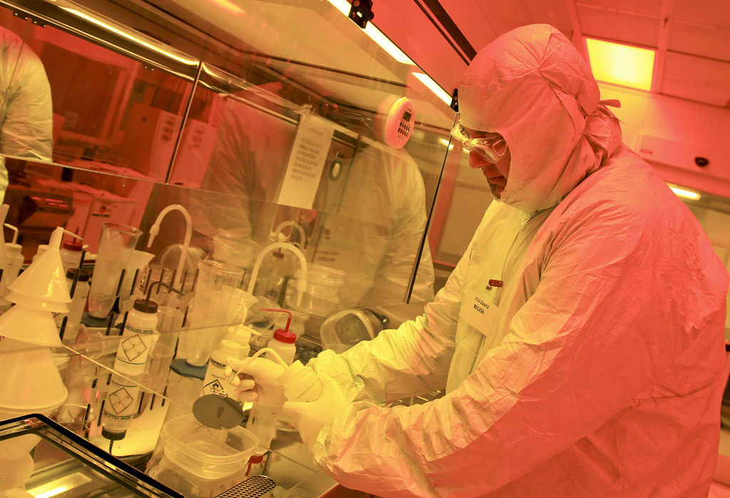 Salle blanche de fabrication de semi-conducteurs avec equipements de gravure sur plaquettes de silicium