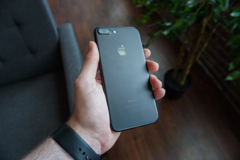 Smartphone noir tenu dans une main