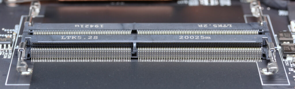 Barrette de memoire DDR4 SO-DIMM inseree dans son emplacement sur une carte mere