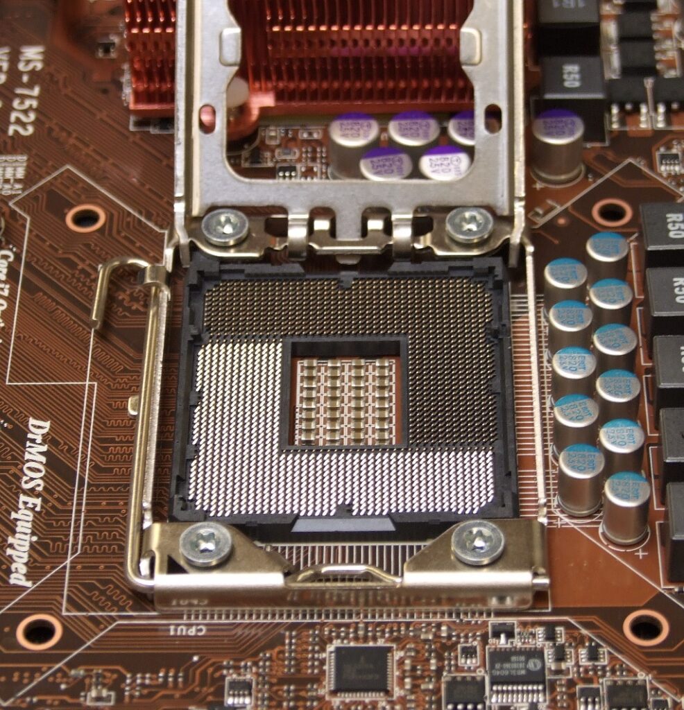 Socket de processeur LGA vide sur une carte mere, illustrant le nouveau socket LGA1954 d'Intel