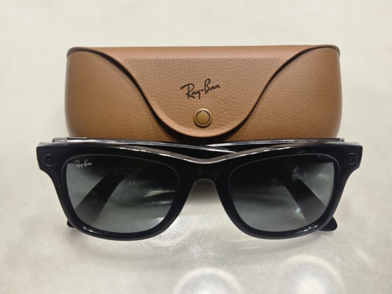 Lunettes connectées Ray-Ban Meta posées à côté de leur étui de recharge