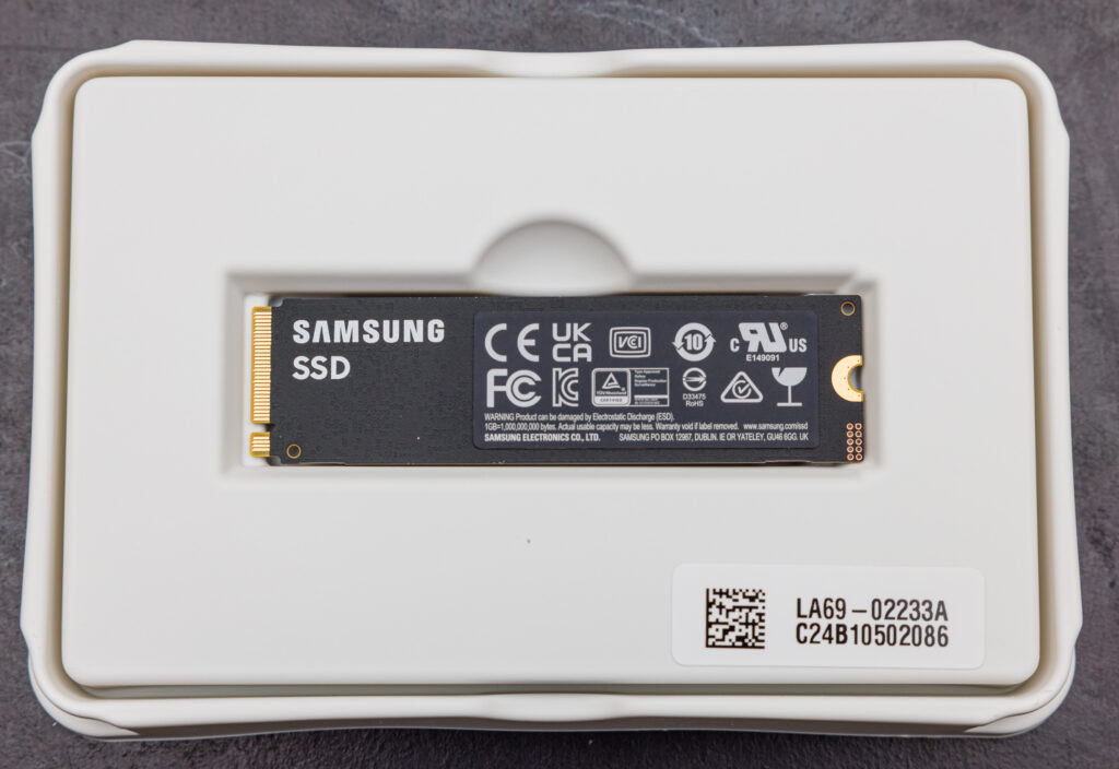 Un SSD NVMe au format M.2 posé sur une surface, illustrant les disques PCIe grand public