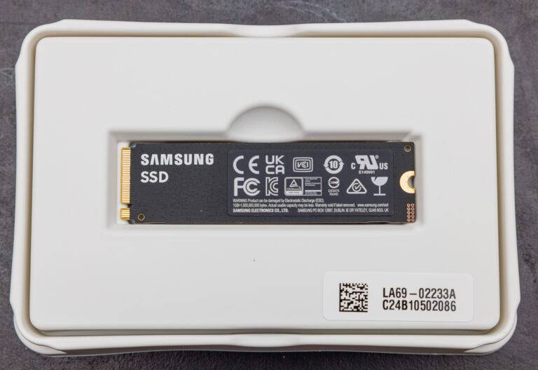 Un SSD NVMe au format M.2 posé sur une surface, illustrant les disques PCIe grand public